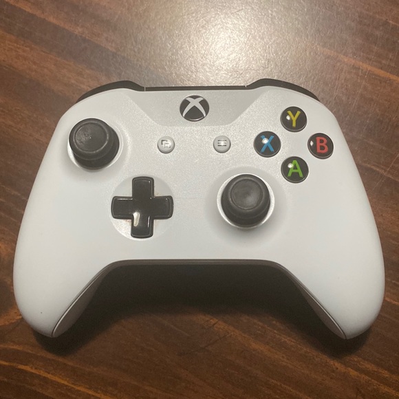 Used white Xbox one controller “batteries not included” - Picture 1 of 2